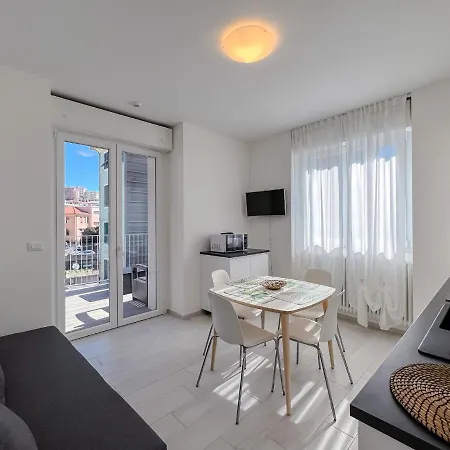 Nuovo Bilocale In Centro Con Terrazzo E Posto Auto * 바라체