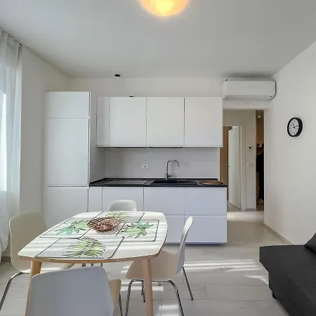 Nuovo Bilocale In Centro Con Terrazzo E Posto Auto アパート